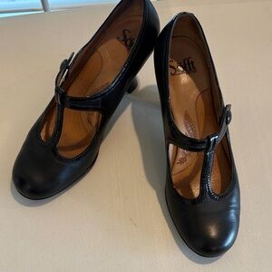 Soft Women's Nary Jane Style Black Leather T-Strap Heels, Size 8M
